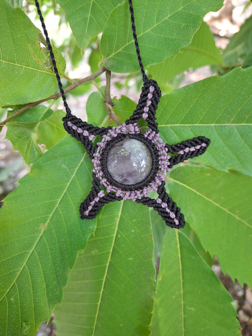 collier tissé à la main en micro macramé avec un cabochon rond de 2.5 cm d'améthyste