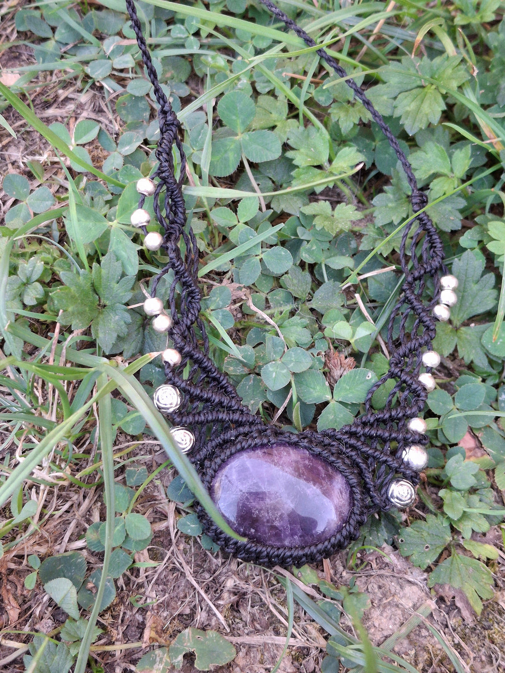 collier tissé à la main en micro macramé avec un cabochon de 2x3 d'améthyste