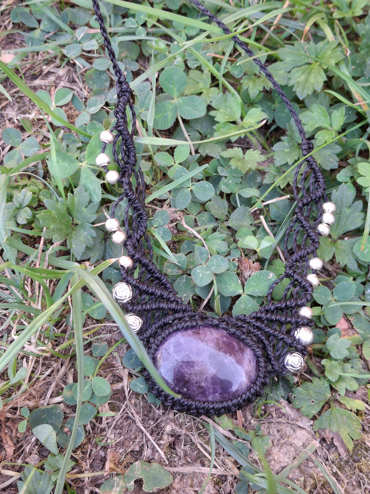 collier tissé à la main en micro macramé avec un cabochon de 2x3 d'améthyste