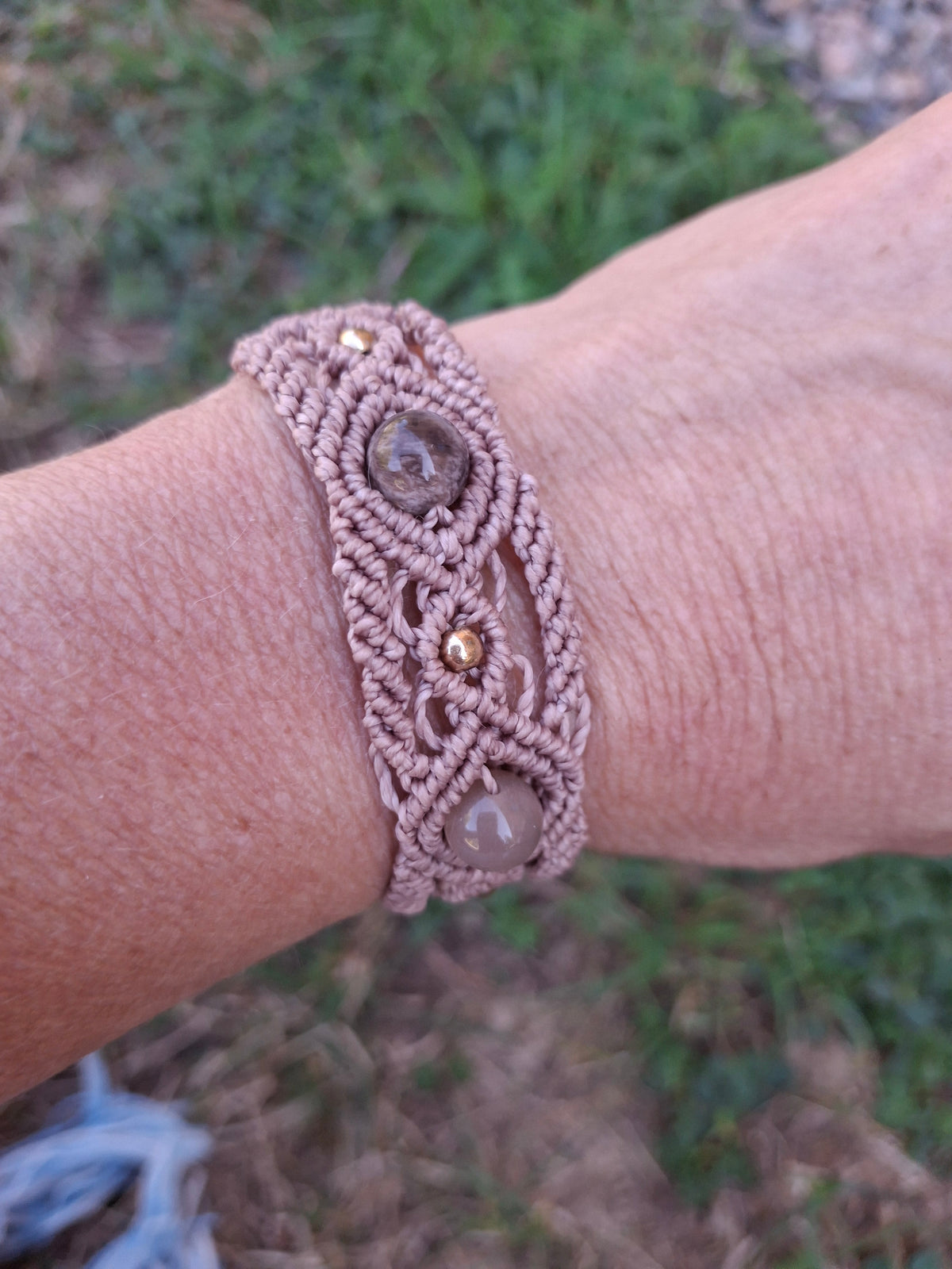 bracelet tissé à la main en micro macramé de couleur taupe avec 3 perles fantaisie marron de 8mm et des perles  en acrylique doré