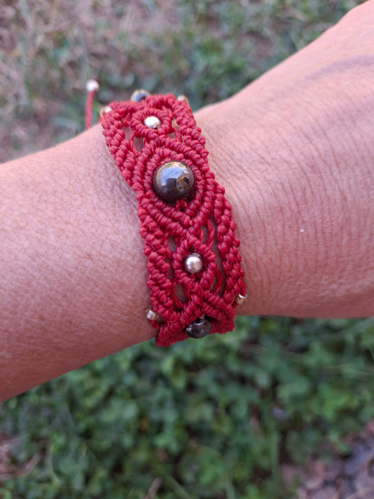 Bracelet tissé à la main en micro macramé de couleur rouge foncé avec une perle de 8mm en hématite et 2 perles de 6mm en hématite et des perles en acrylique argenté