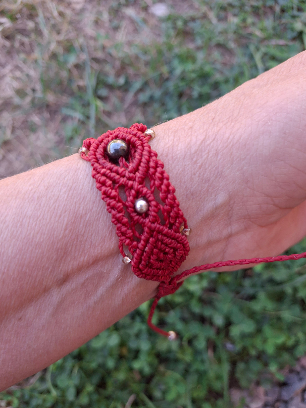 Bracelet tissé à la main en micro macramé de couleur rouge foncé avec une perle de 8mm en hématite et 2 perles de 6mm en hématite et des perles en acrylique argenté