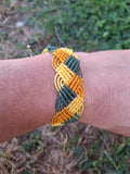 bracelet tissé à a main en micro macramé modèle @solyluna fil @linhasita de couleur jaune mandarine et vert bouteille