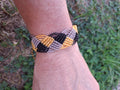 bracelet tissé à la main en micro macramé modèle @solyluna fil @lnasita de couleur noir motarde et gris clair