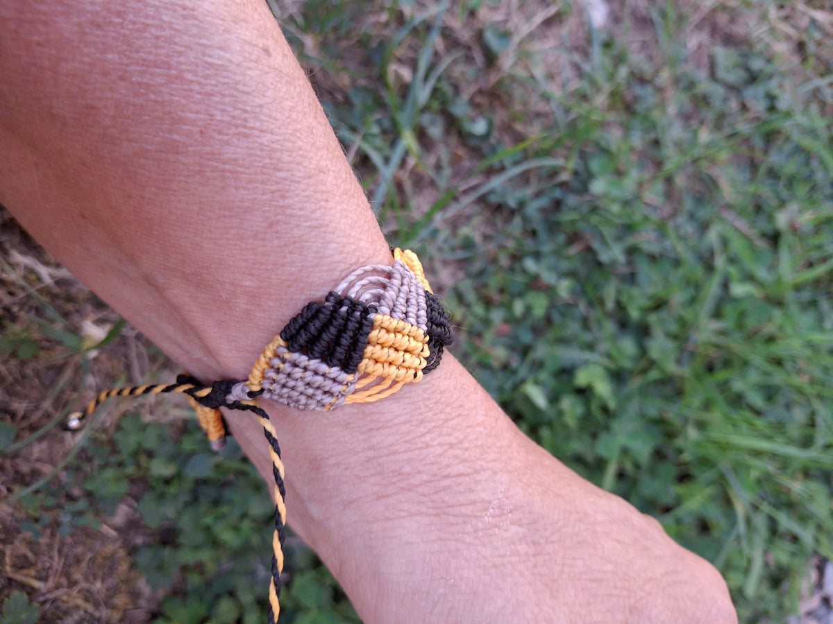 bracelet tissé à la main en micro macramé modèle @solyluna fil @lnasita de couleur noir motarde et gris clair