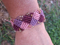 bracelet tissé à la main en micro macramé modèle @solyluna  fil @linhasita de couleur mauve, prune et bois de rose