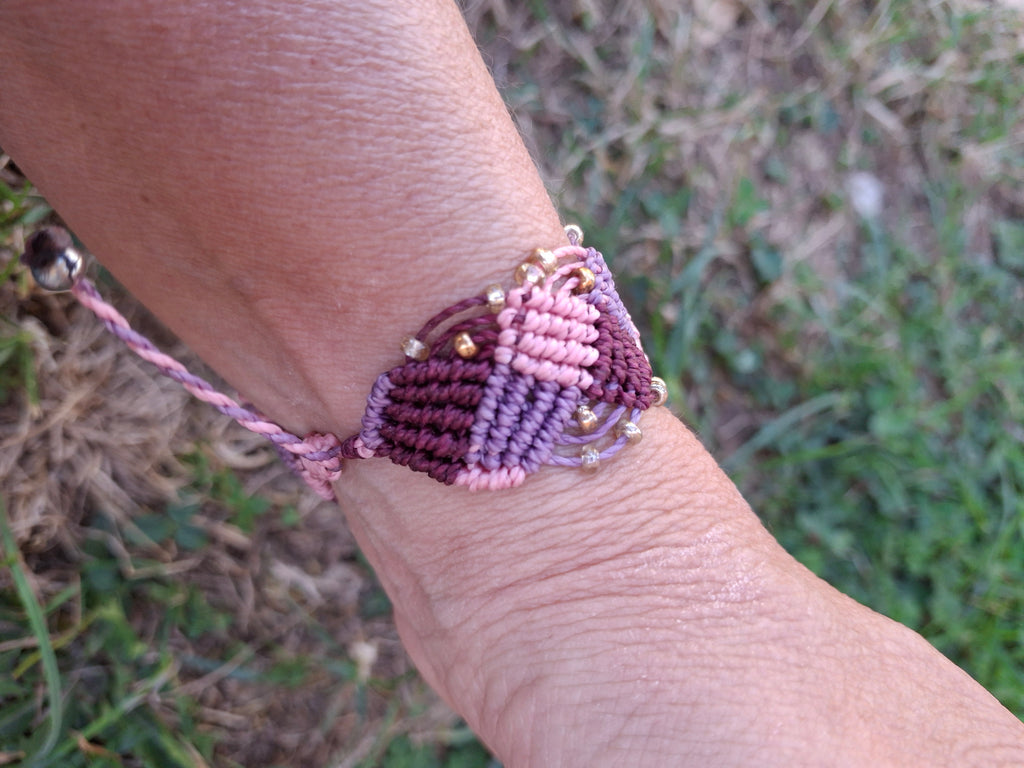 bracelet tissé à la main en micro macramé modèle @solyluna  fil @linhasita de couleur mauve, prune et bois de rose