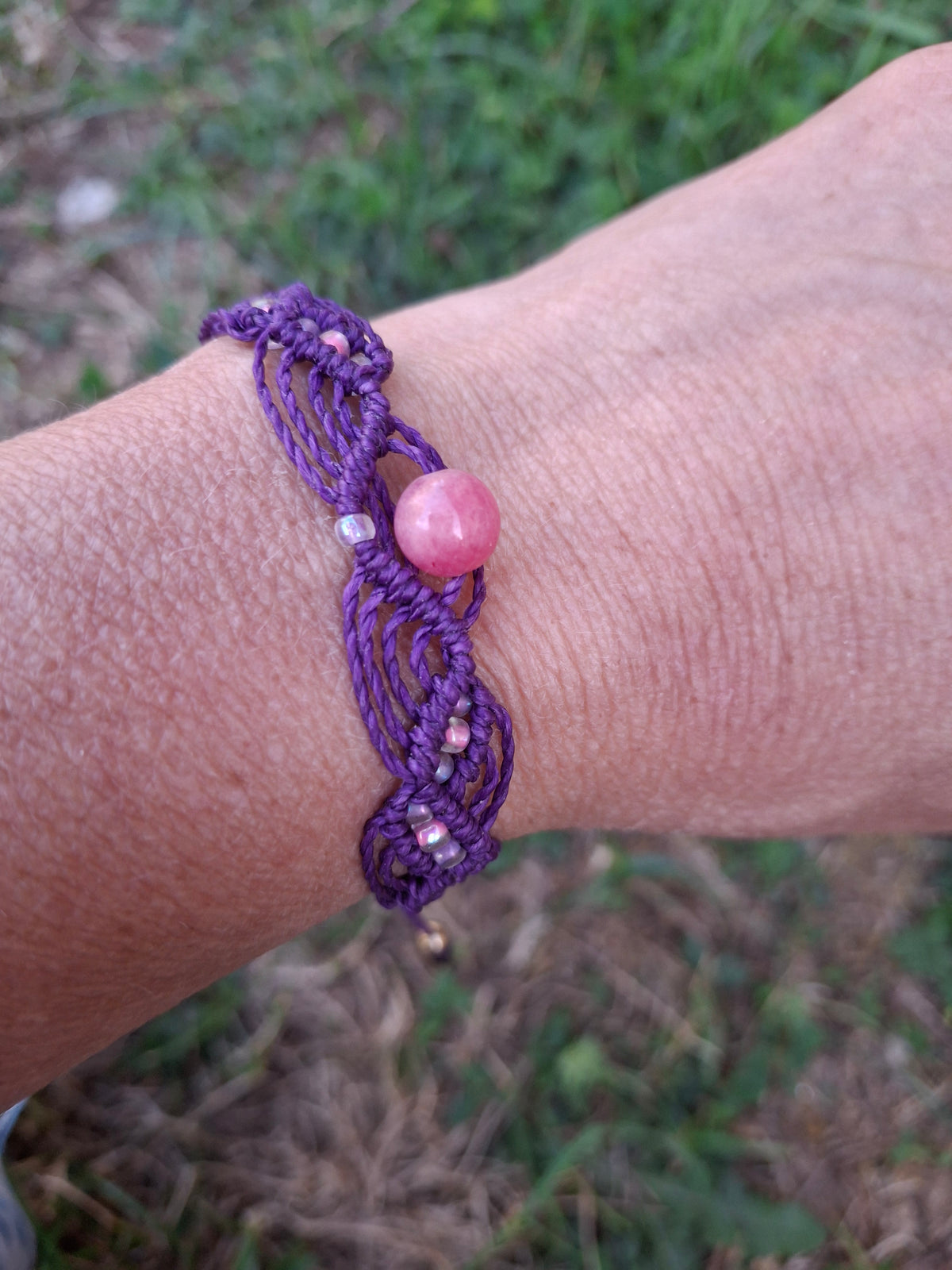 bracelet tissé à la main en miro macramé de couleur violette avec une perle fantaisie de 8mm rose  et des perles de rocailles
