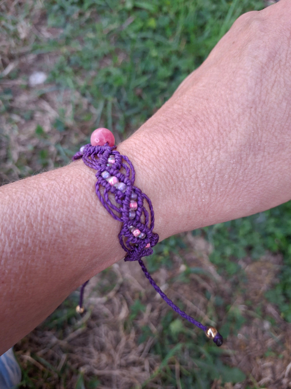 bracelet tissé à la main en miro macramé de couleur violette avec une perle fantaisie de 8mm rose  et des perles de rocailles