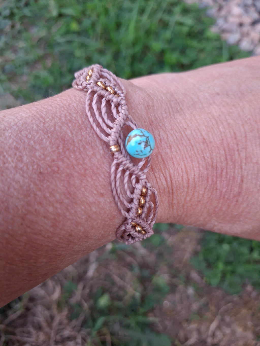bracelet tissé à la main en micro macramé de couleur taupe avec une perle fantaisie de 8mm bleu et des perles de rocailles