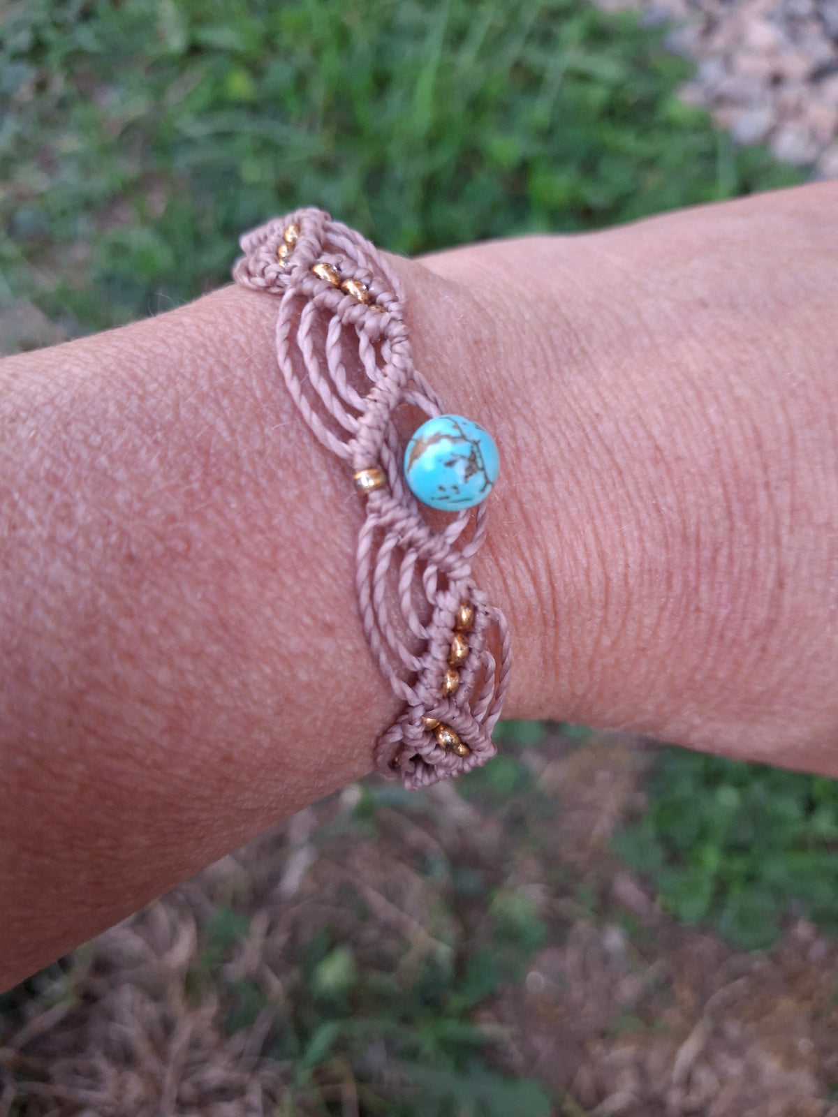 bracelet tissé à la main en micro macramé de couleur taupe avec une perle fantaisie de 8mm bleu et des perles de rocailles