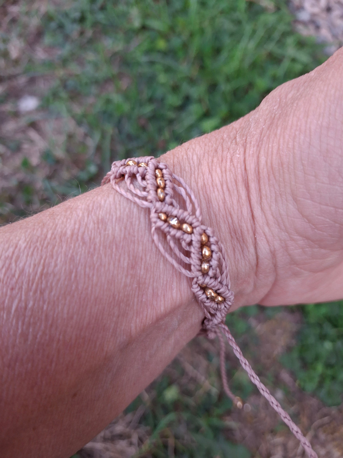 bracelet tissé à la main en micro macramé de couleur taupe avec une perle fantaisie de 8mm bleu et des perles de rocailles