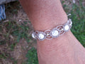 bracelet tissé à la main en micro macramé de couleur gris clair avec 5 perles en howlite ainsi que des perles en acrylique argenté