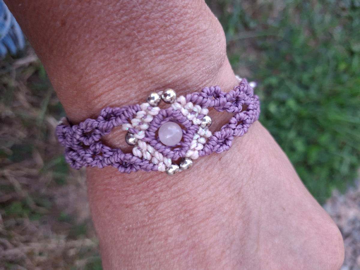 bracelet tissé à la main en micro macramé de couleur mauve et flamant rose iridescent avec une perle de 6mm en quartz rose et des perles en acrylique argenté
