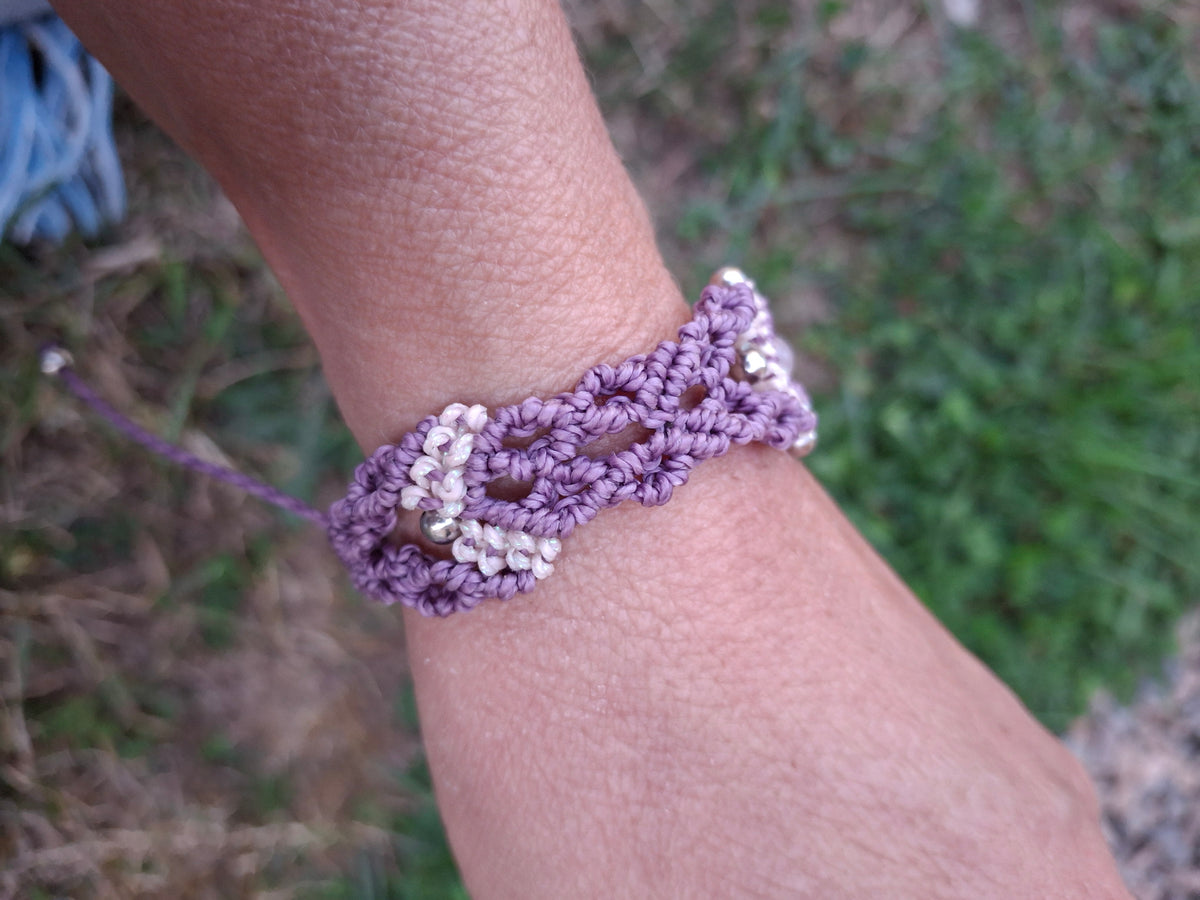 bracelet tissé à la main en micro macramé de couleur mauve et flamant rose iridescent avec une perle de 6mm en quartz rose et des perles en acrylique argenté