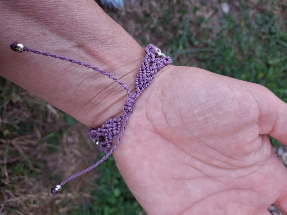 bracelet tissé à la main en micro macramé de couleur mauve et flamant rose iridescent avec une perle de 6mm en quartz rose et des perles en acrylique argenté