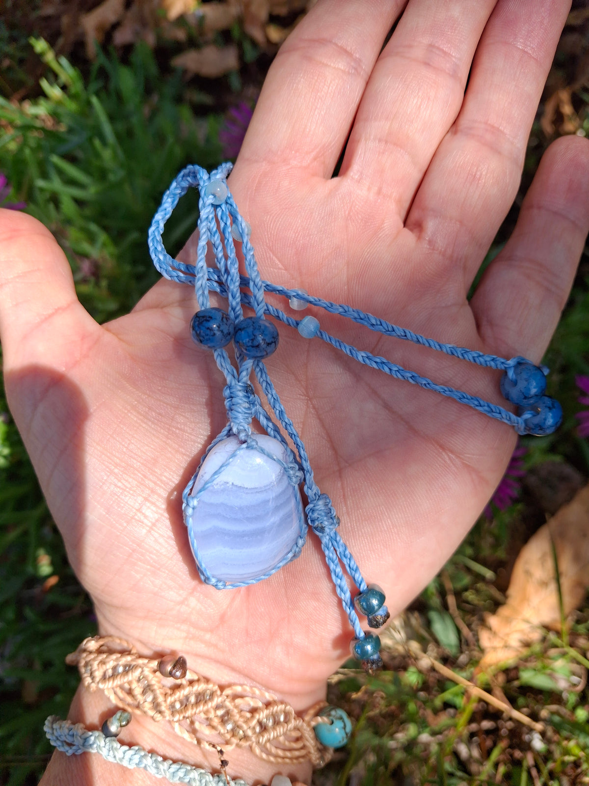 calcédoine roulée tissé en filet à la main en micro macramé de couleur bleu ciel et des perles en verre