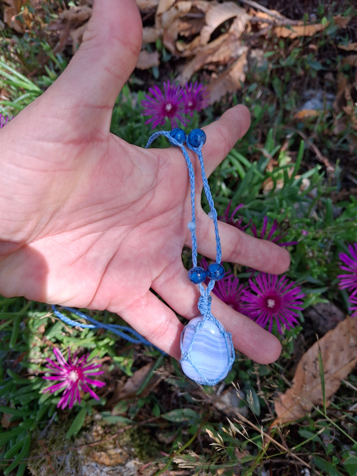 calcédoine roulée tissé en filet à la main en micro macramé de couleur bleu ciel et des perles en verre