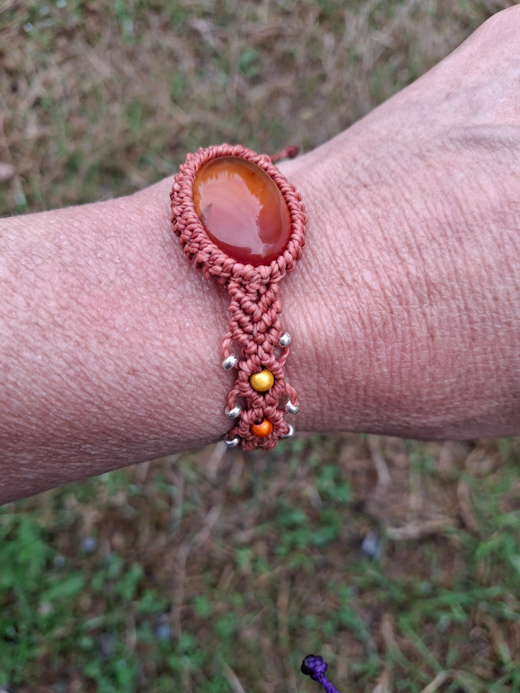 bracelet tissé à la main en micro macramé de couleur brique avec un cabochon en cornaline