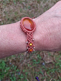 bracelet tissé à la main en micro macramé de couleur brique avec un cabochon en cornaline