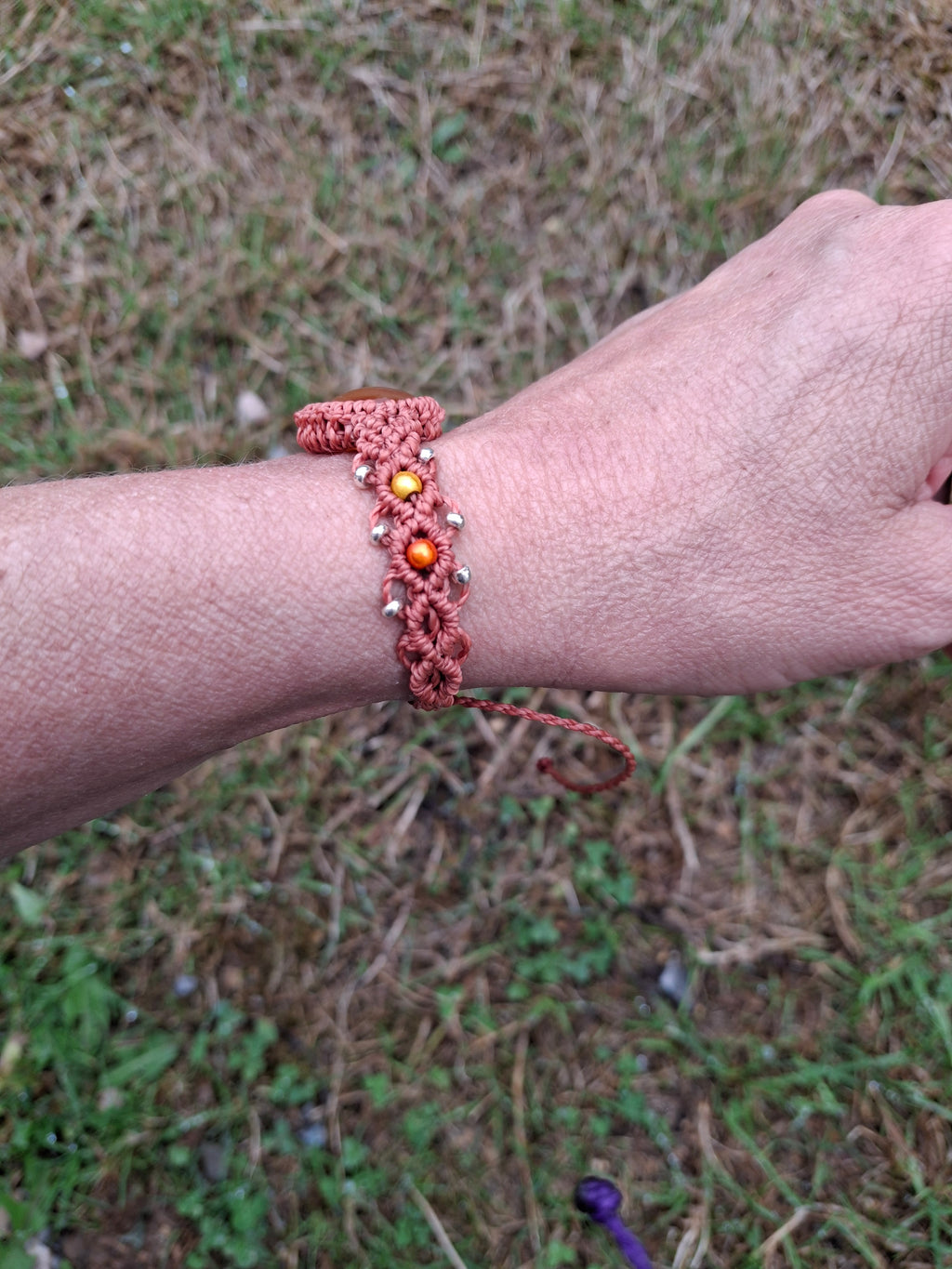 bracelet tissé à la main en micro macramé de couleur brique avec un cabochon en cornaline
