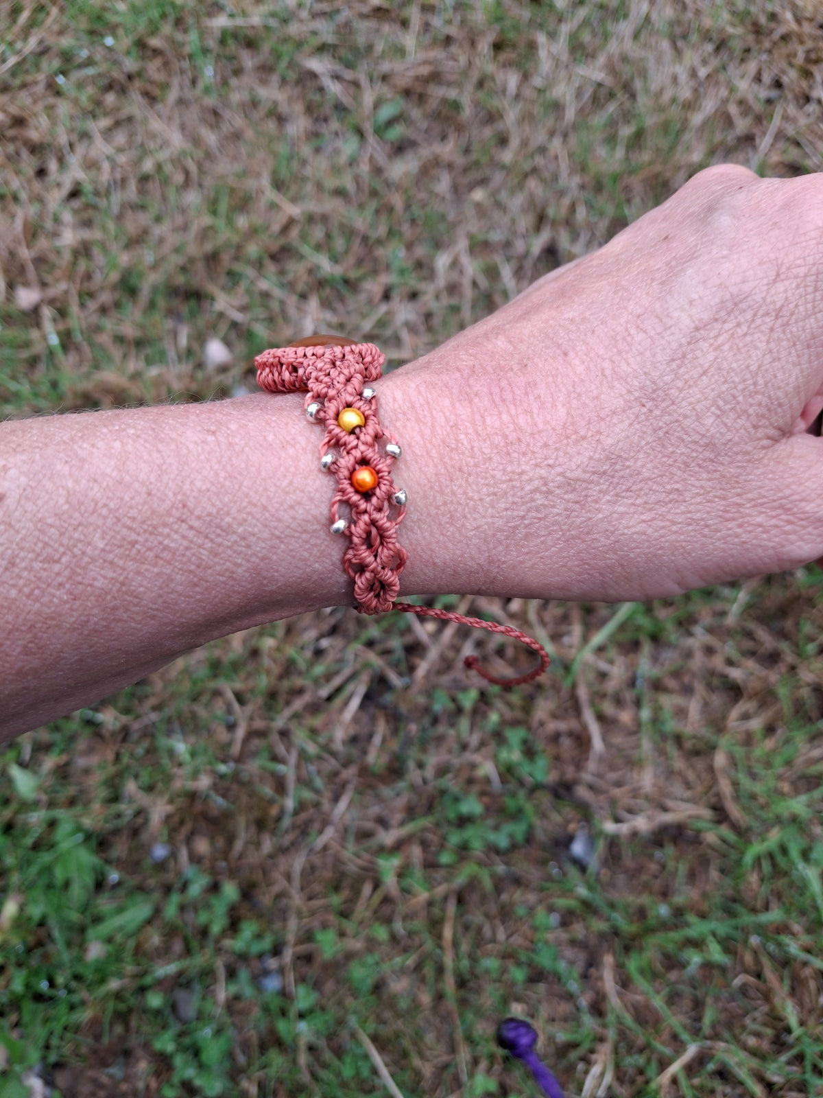 bracelet tissé à la main en micro macramé de couleur brique avec un cabochon en cornaline