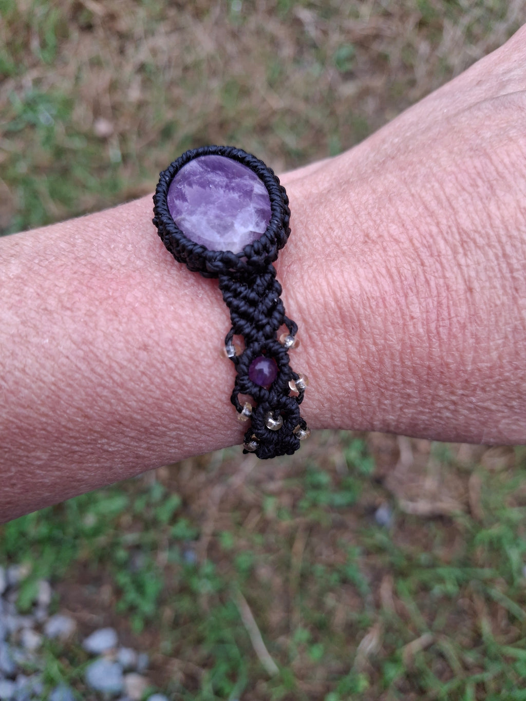 bracelet tissé à la main en micro macramé avec un cabochon d'améthyste