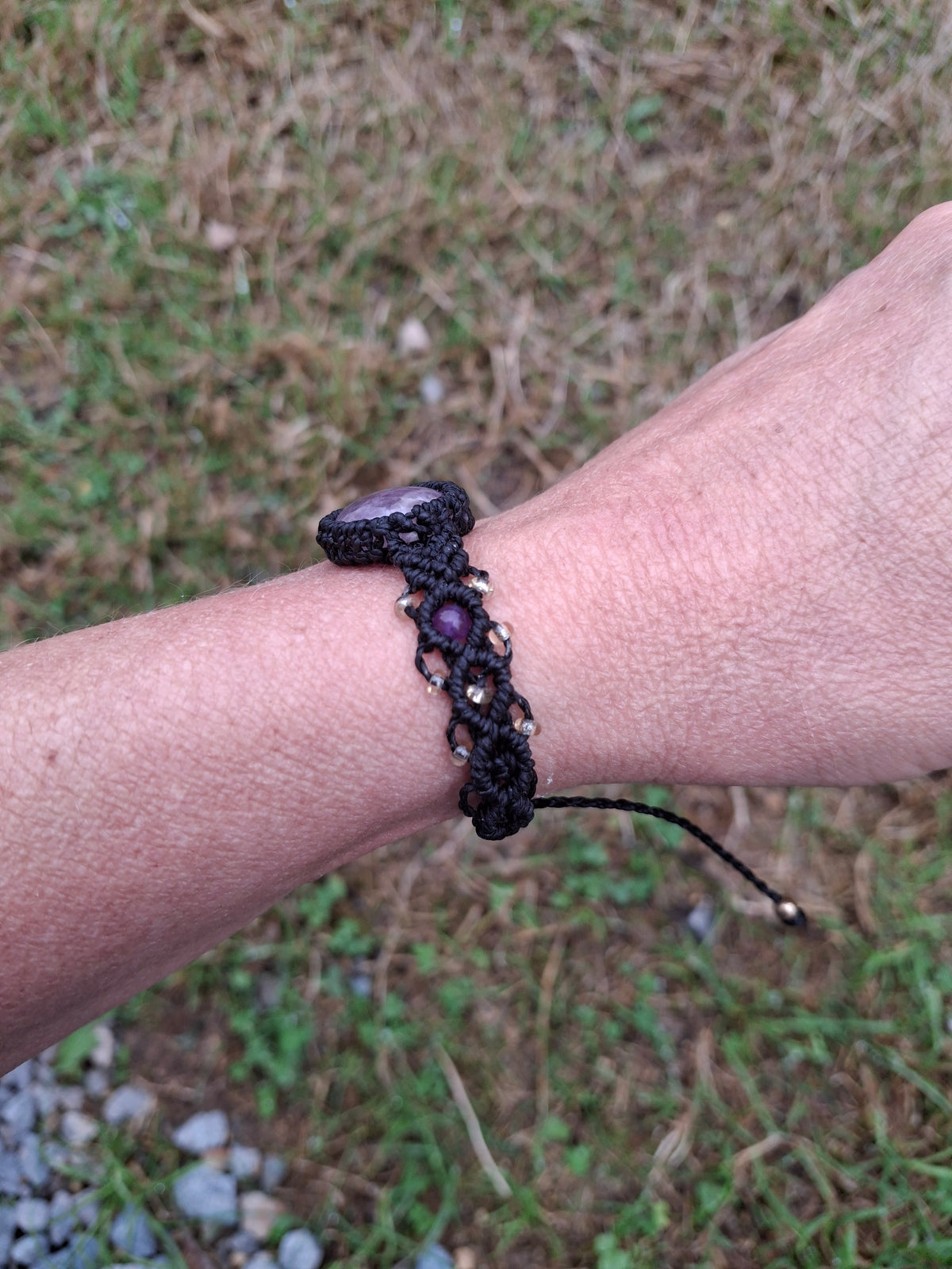 bracelet tissé à la main en micro macramé avec un cabochon d'améthyste