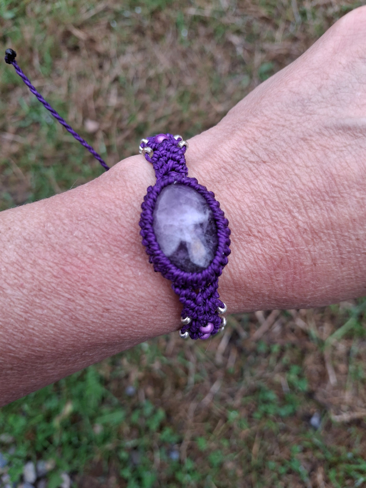 bracelet tissé à la main en micro macramé de couleur violet avec un cabochon en améthyste