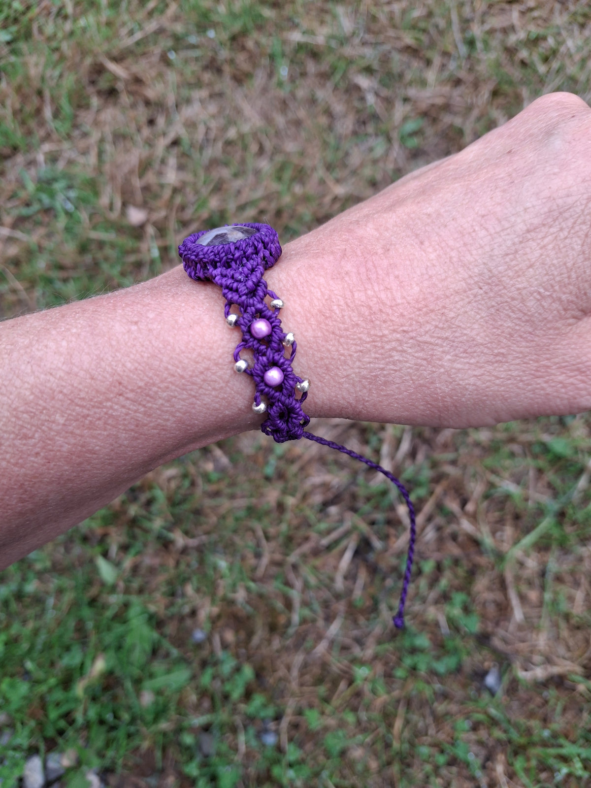 bracelet tissé à la main en micro macramé de couleur violet avec un cabochon en améthyste