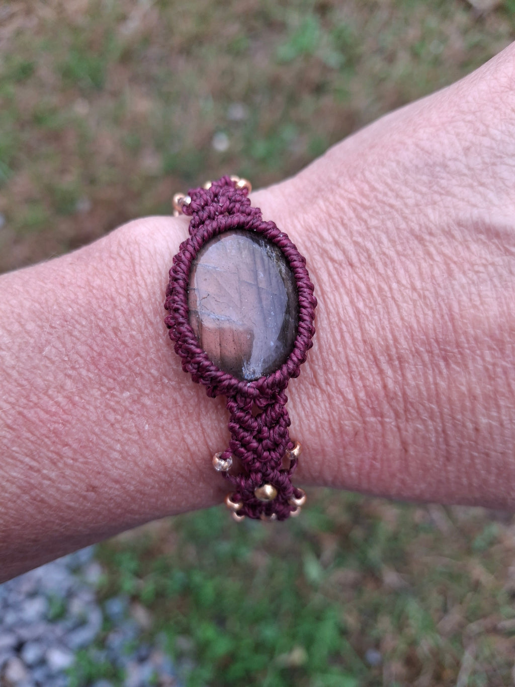 bracelet tissé à la main en micro macramé de couleur prune avec un cabochon en labradorite rosé