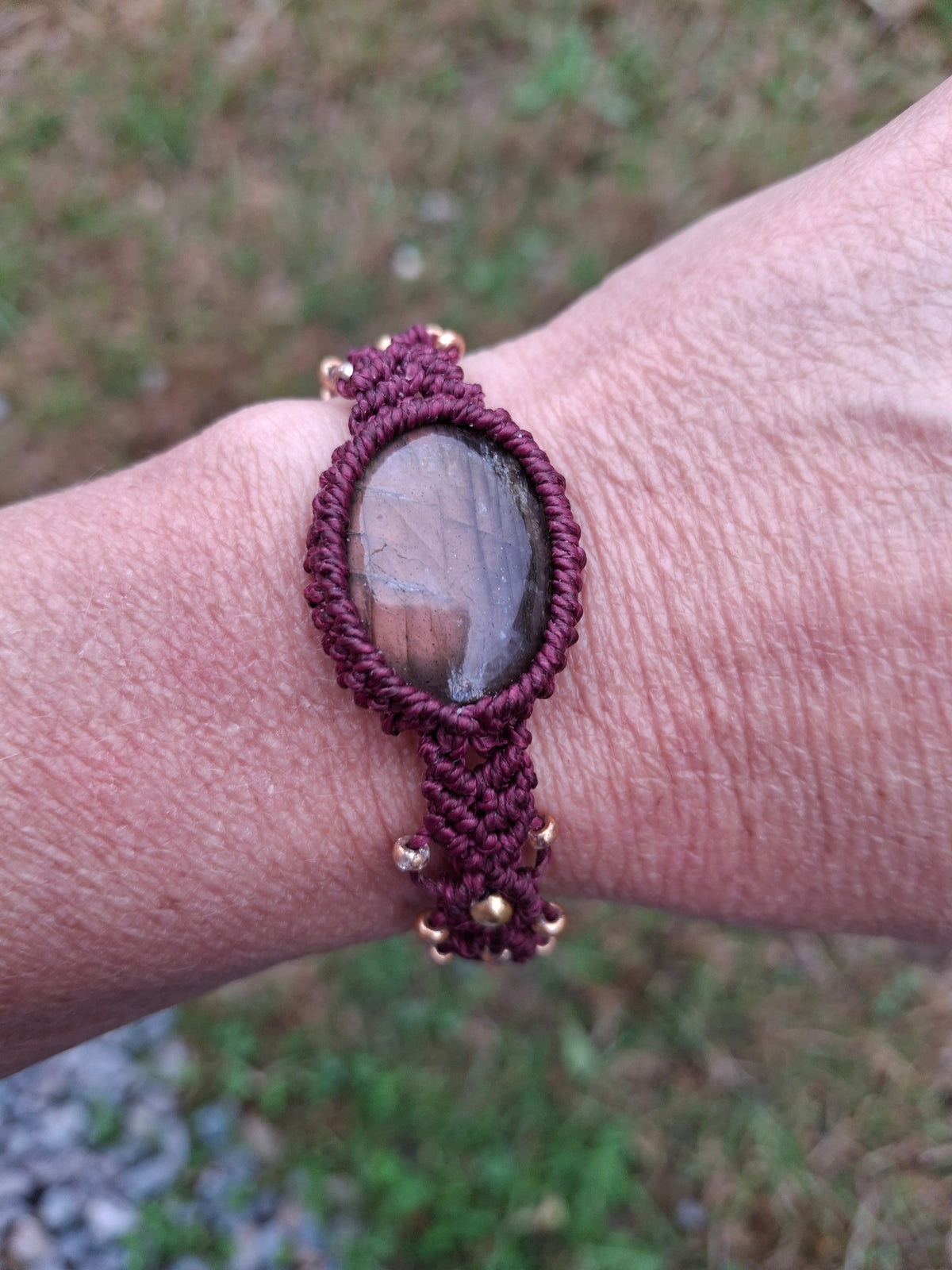 bracelet tissé à la main en micro macramé de couleur prune avec un cabochon en labradorite rosé