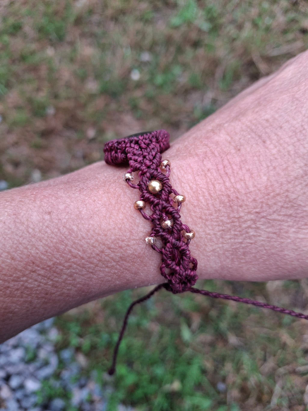 bracelet tissé à la main en micro macramé de couleur prune avec un cabochon en labradorite rosé