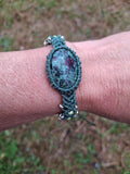 bracelet tissé à la main en micro macramé de couleur vert bouteille avec un cabochon en rubis zoisite
