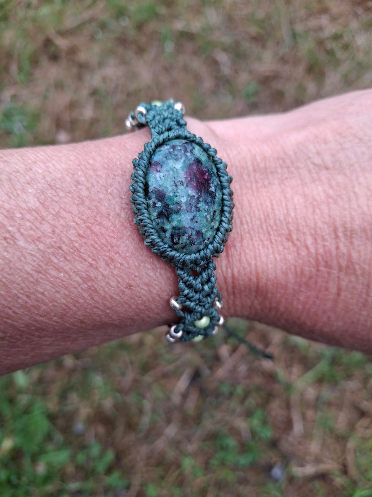 bracelet tissé à la main en micro macramé de couleur vert bouteille avec un cabochon en rubis zoisite