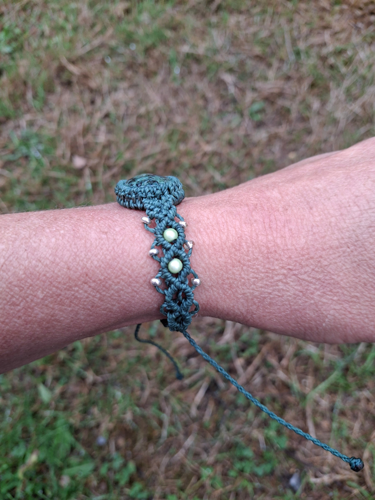 bracelet tissé à la main en micro macramé de couleur vert bouteille avec un cabochon en rubis zoisite