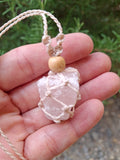 quartz rose brut en collier filet tissé à la main en micro macramé de couleur beige