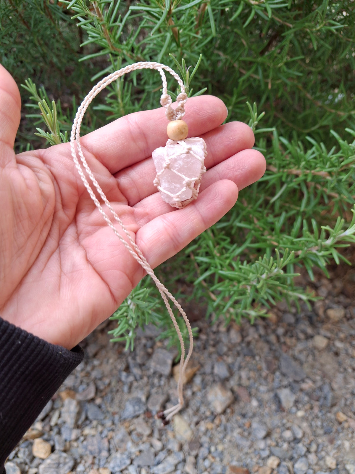 quartz rose brut en collier filet tissé à la main en micro macramé de couleur beige