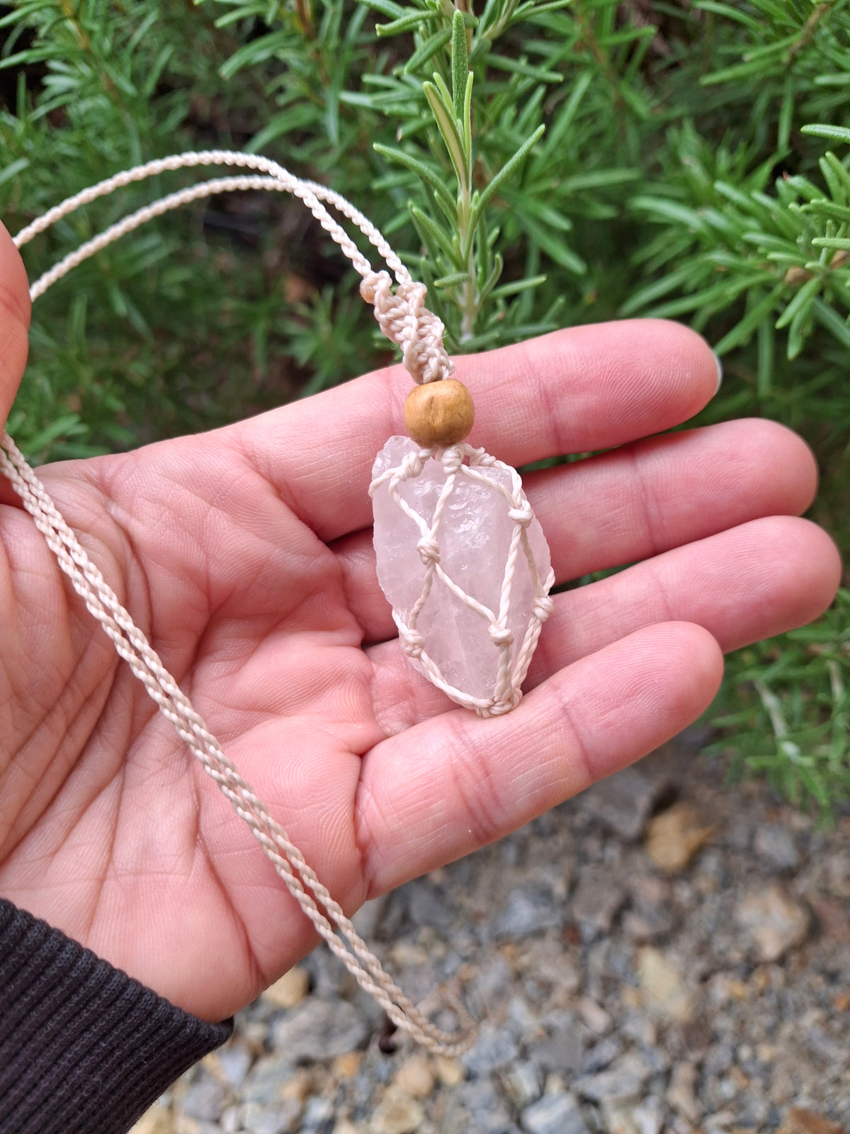quartz rose brut en collier filet tissé à la main en micro macramé de couleur beige