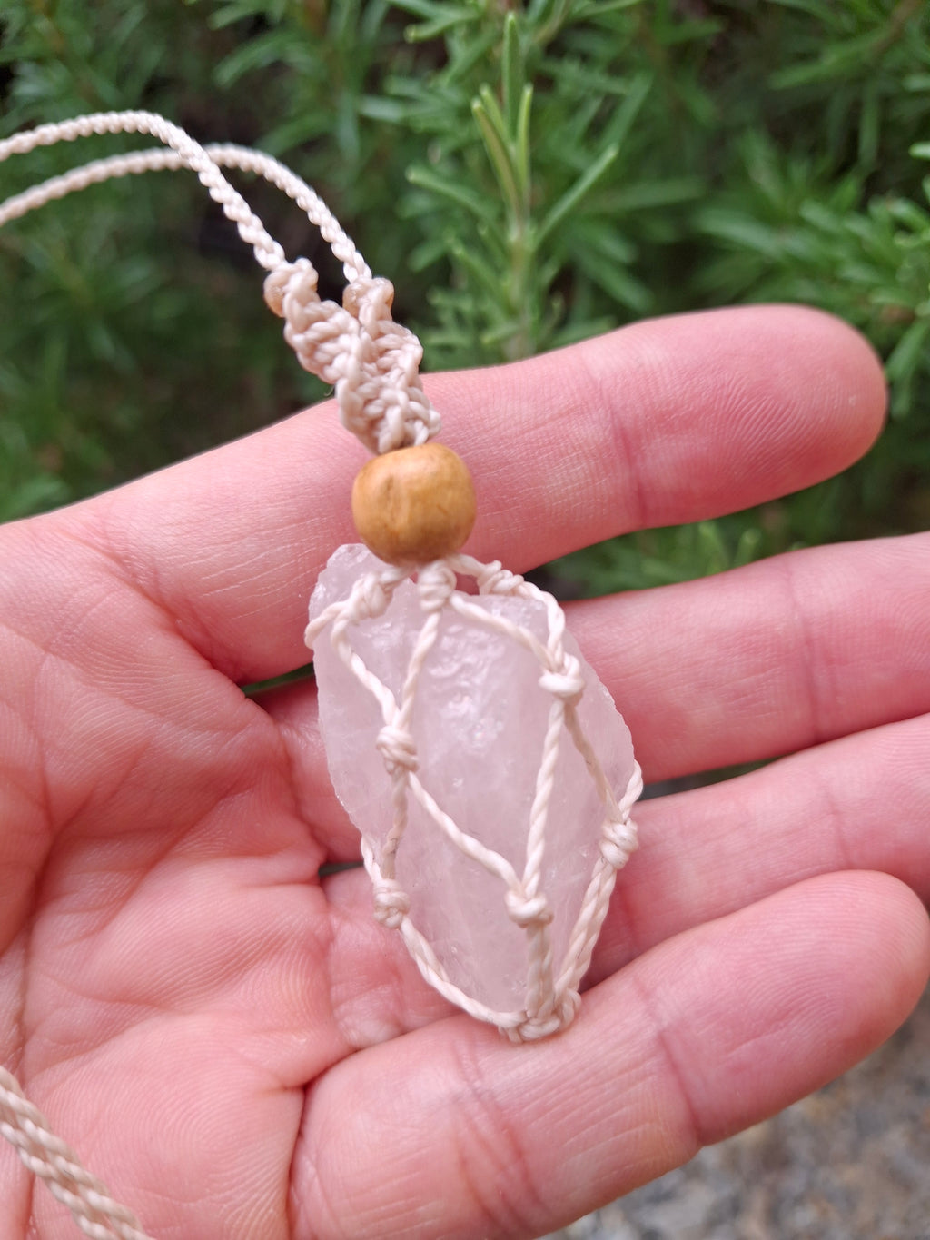 quartz rose brut en collier filet tissé à la main en micro macramé de couleur beige
