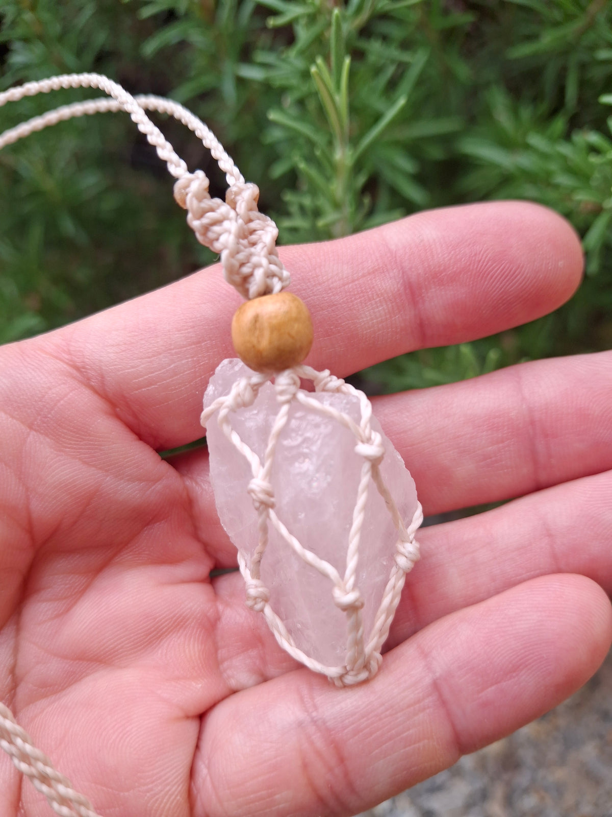 quartz rose brut en collier filet tissé à la main en micro macramé de couleur beige