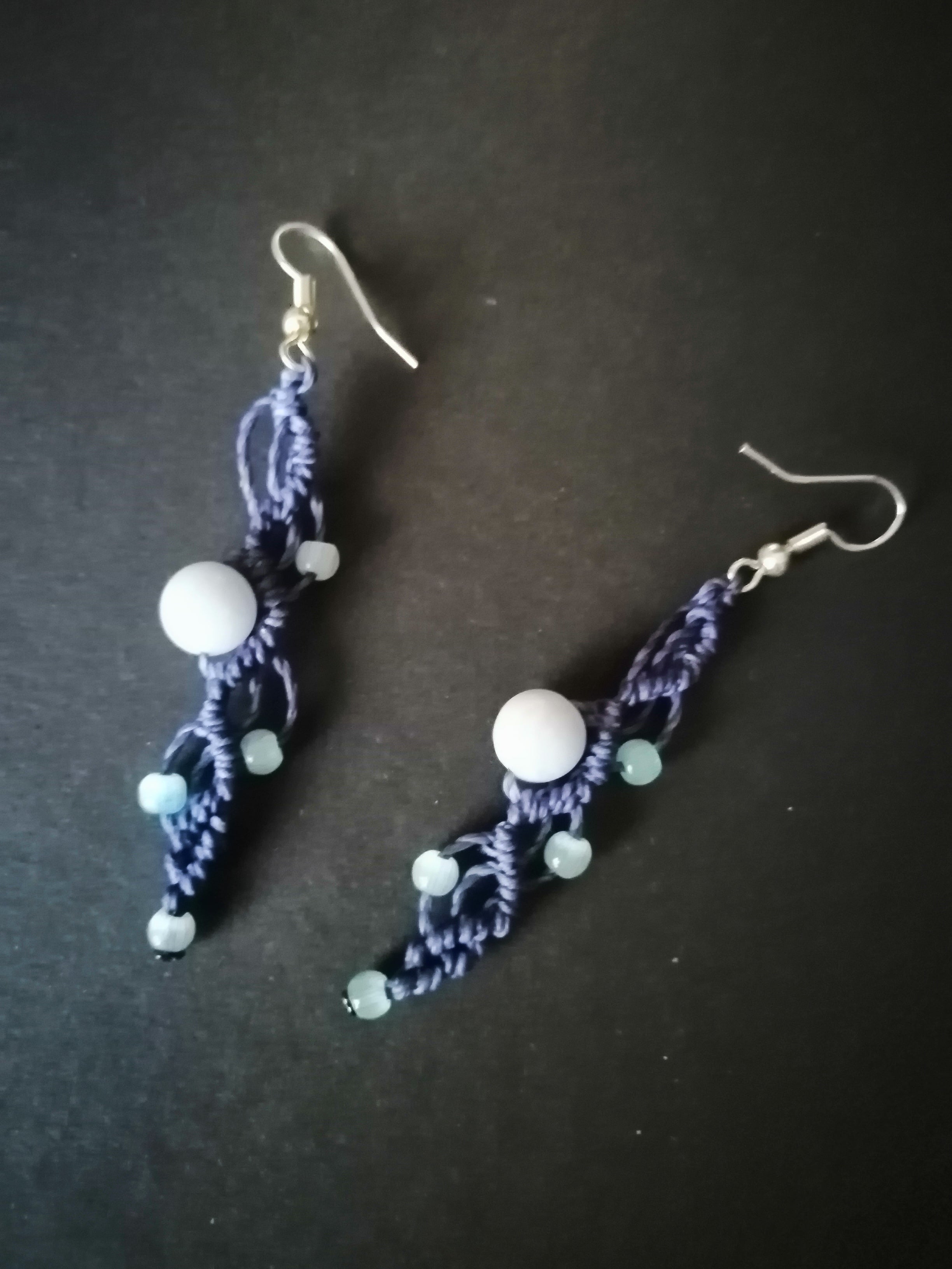 Boucles d'oreilles en micro macramé, longues, perles en aigue marine.