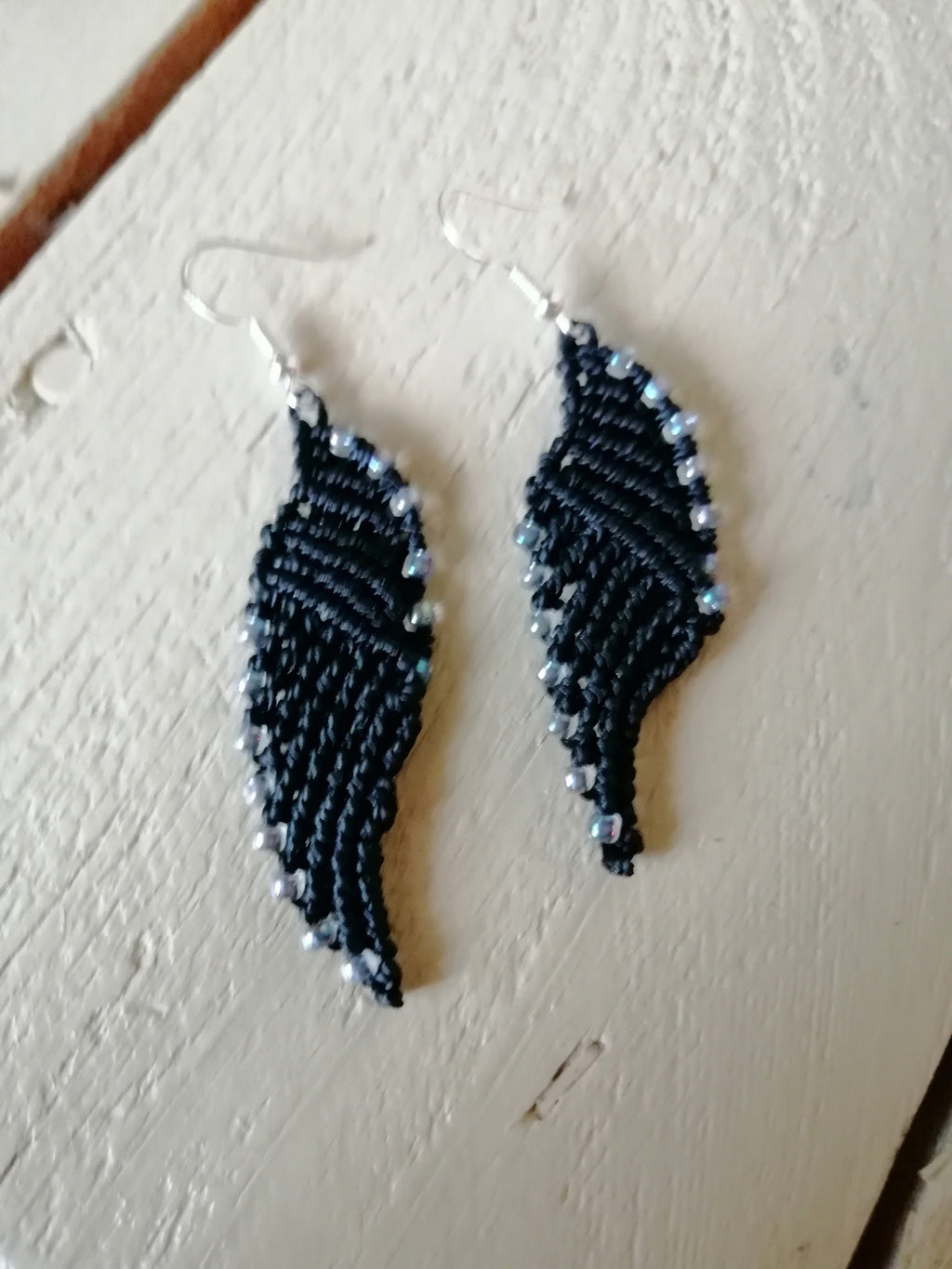 Boucles d'oreille ailes d'ange, micro macramé noir et perles de rocaille.