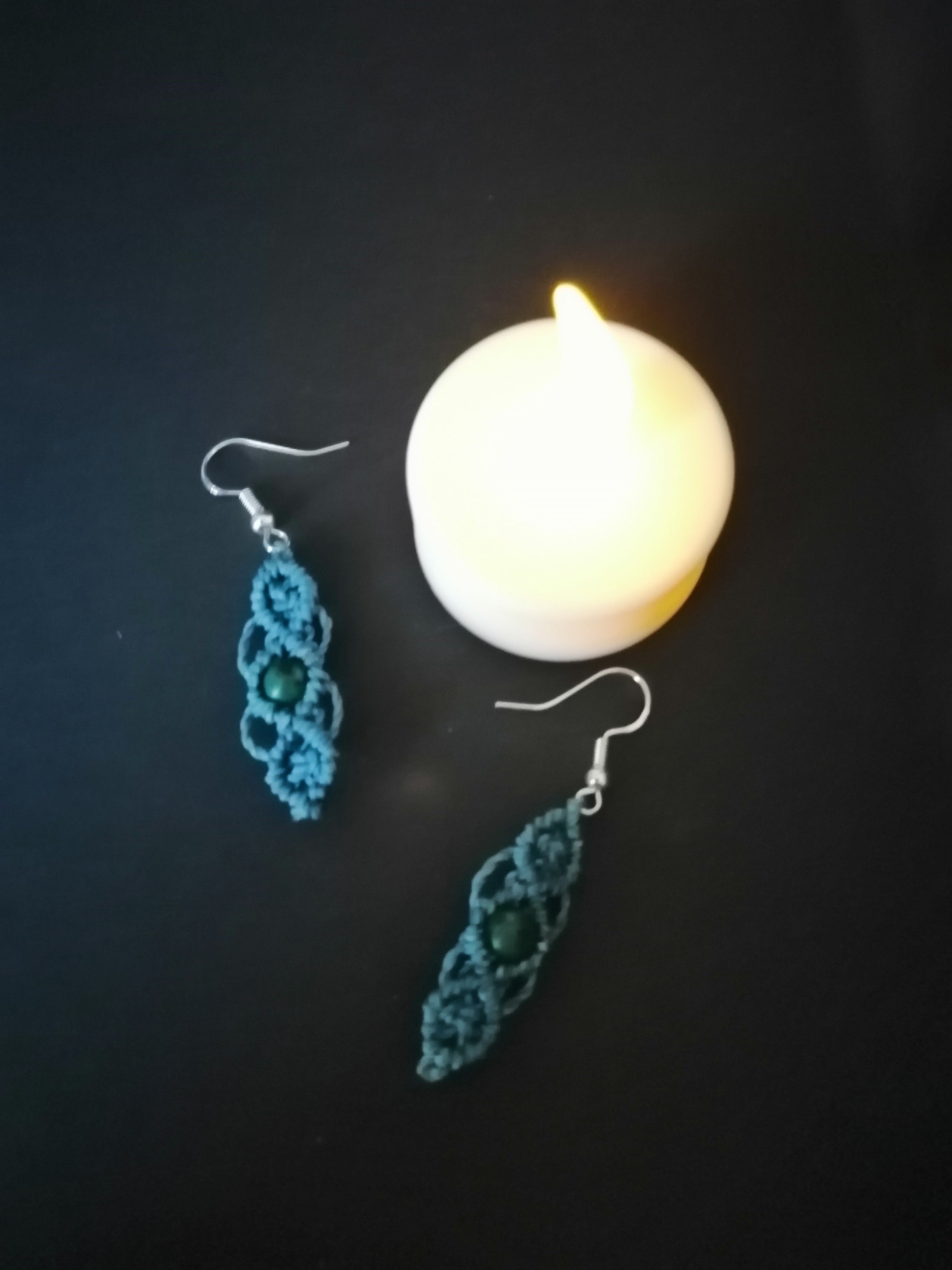 Boucle d'oreille en micro macramé, de couleur bleu canard, avec une perle de malachite de 6 mm.