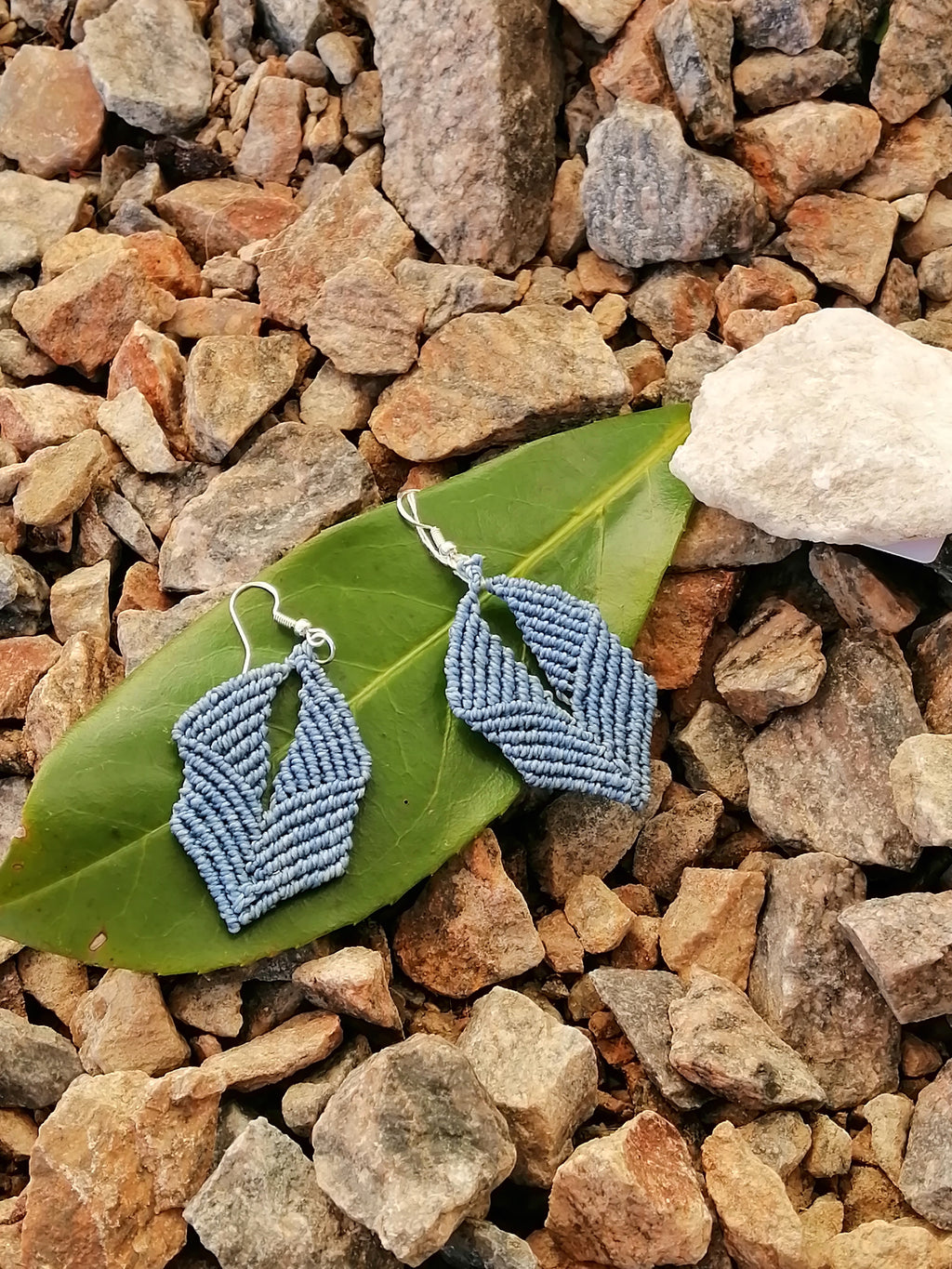 Boucles d'oreille micro macramé bleu ciel