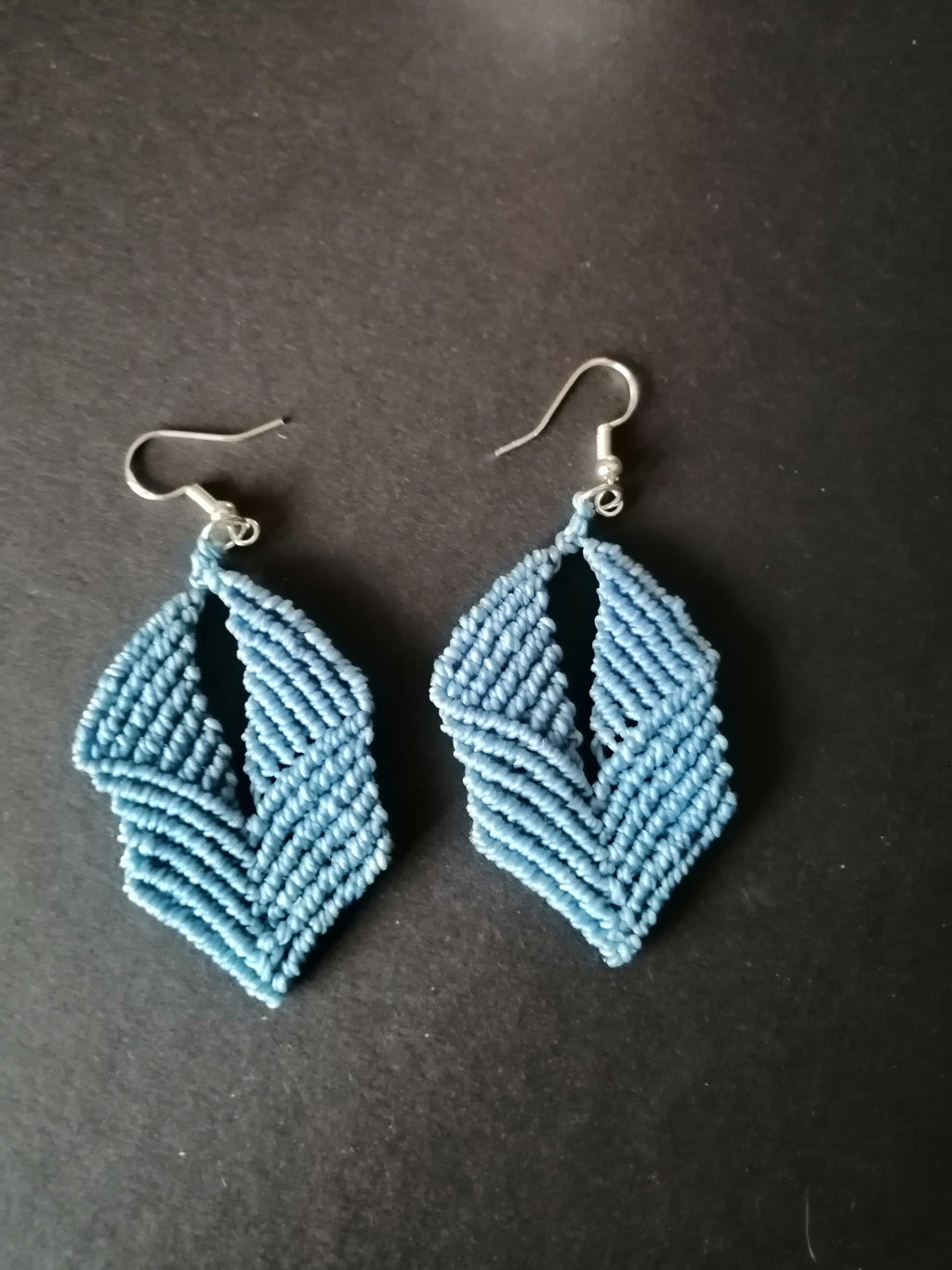 Boucles d'oreille micro macramé bleu ciel