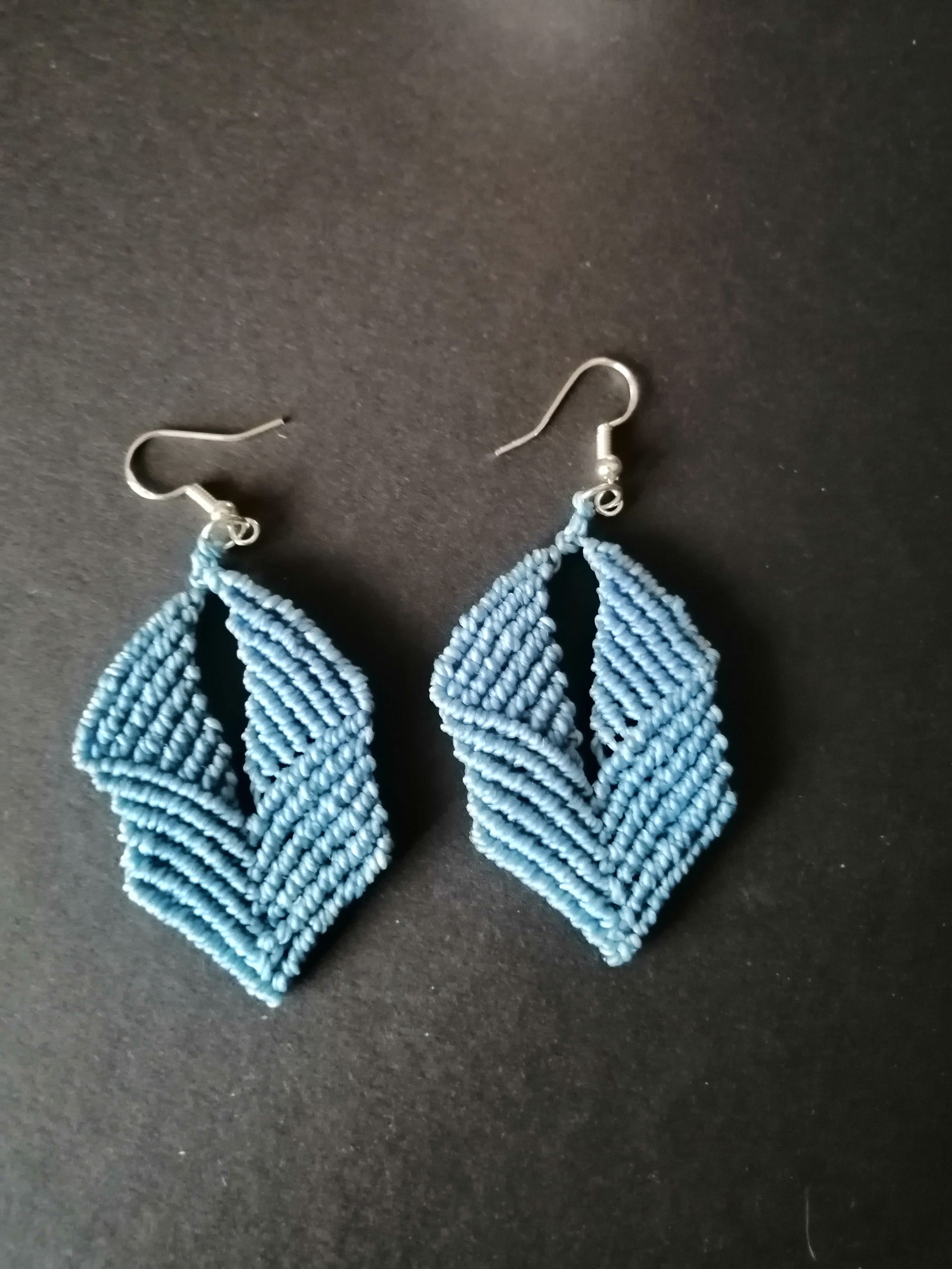 Boucles d'oreille micro macramé bleu ciel