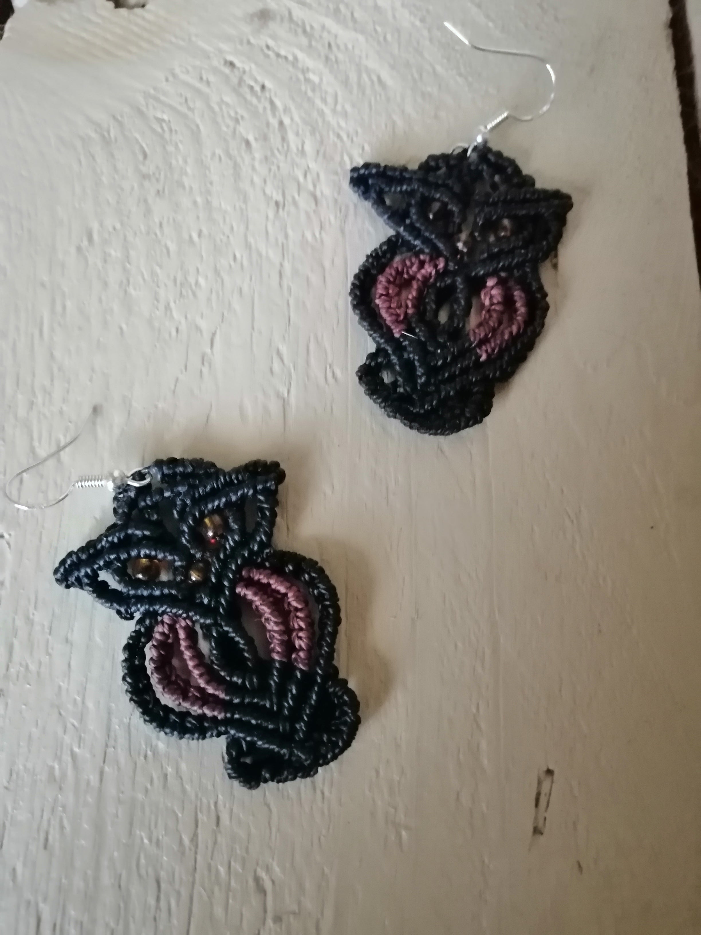 Boucle d'oreille hibou, noir et chocolat, avec perle de rocaille pour les yeux. 