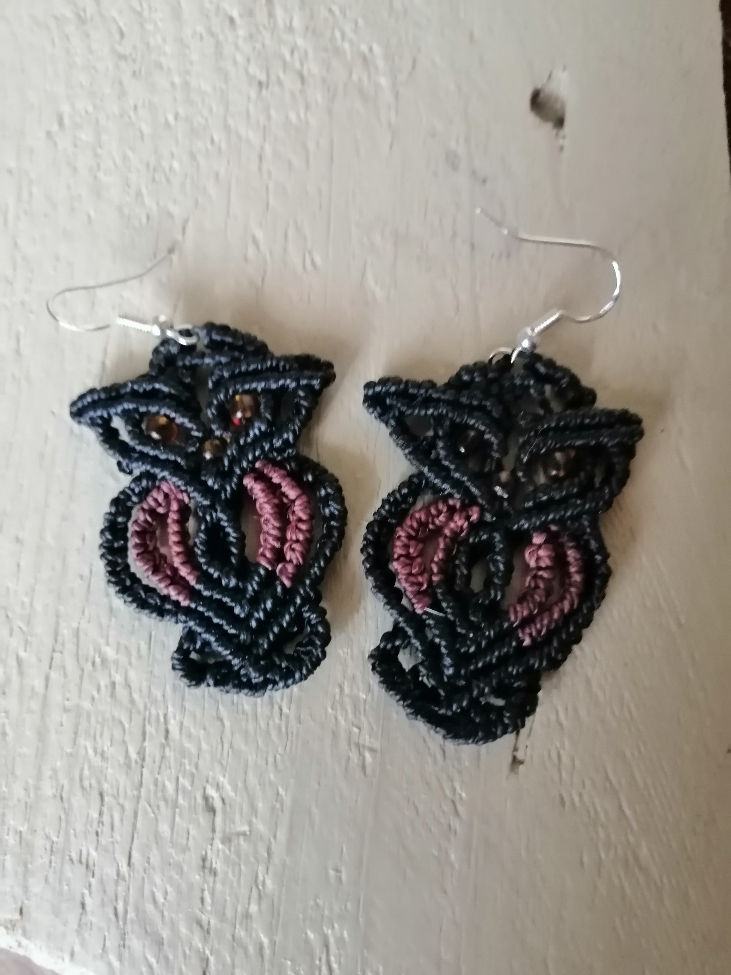Boucle d'oreille hibou, noir et chocolat, avec perles de rocaille pour les yeux. 