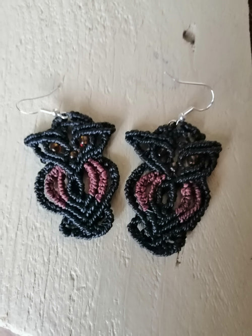 Boucle d'oreille hibou, noir et chocolat, avec perles de rocaille pour les yeux. 
